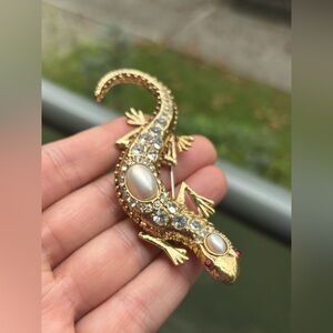 GoldTone Lizard 🦎 Reptile Brooch Faux Pearl & Red Rhinestone Encrusted Lapel Pin
